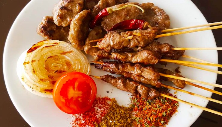 Dünya guruları Ege lezzetlerini seçti:  İlk sırada çöp şiş, Menemen ve İzmir Köfte var