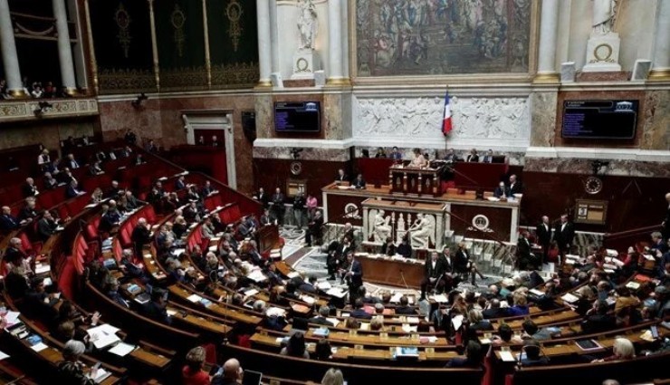 Fransa'da hükümet düştü