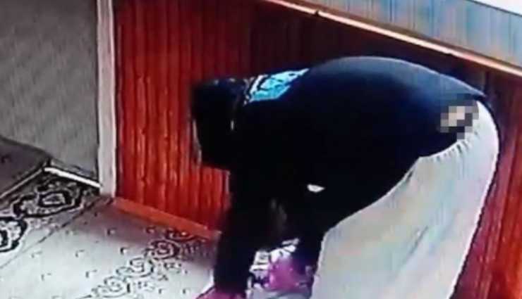 Gece camiye giren adam kadın kılığına girerek hırsızlık yaptı