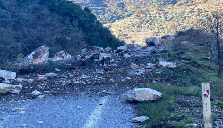 Heyelan dolayısıyla kapanan yola ekipler sevk edildi