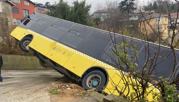 İstanbul'da  İETT otobüsü evin bahçesine düştü
