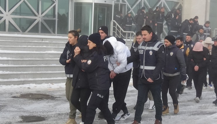 İzmir dahil 8 ilde dolandırıcılık operasyonu:1'i kadın 29 kişi yakalandı