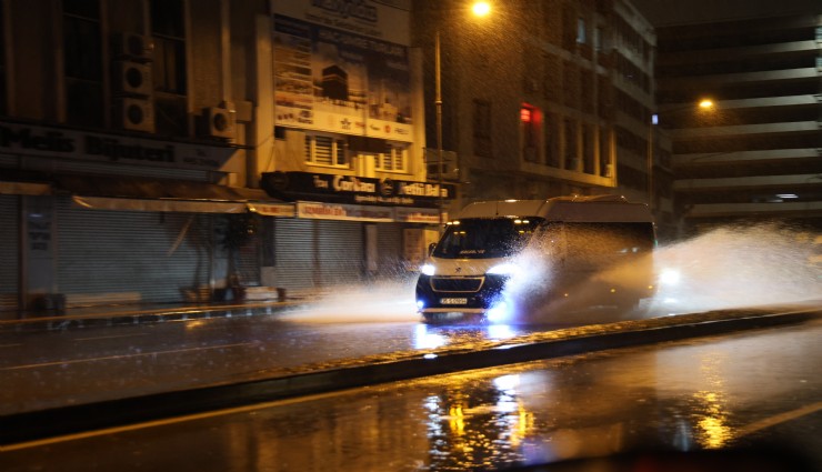 İzmir'de sağanak yağış etkisini sürdürüyor
