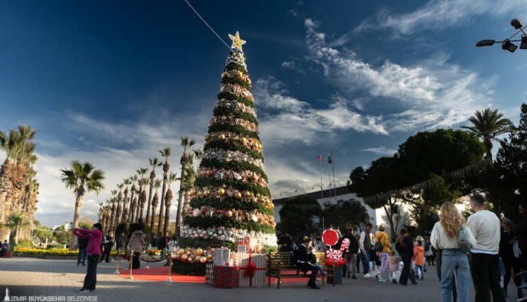 İzmir'in Yeni Yıl Festivali Kültürpark’ta renkli görüntülerle başladı