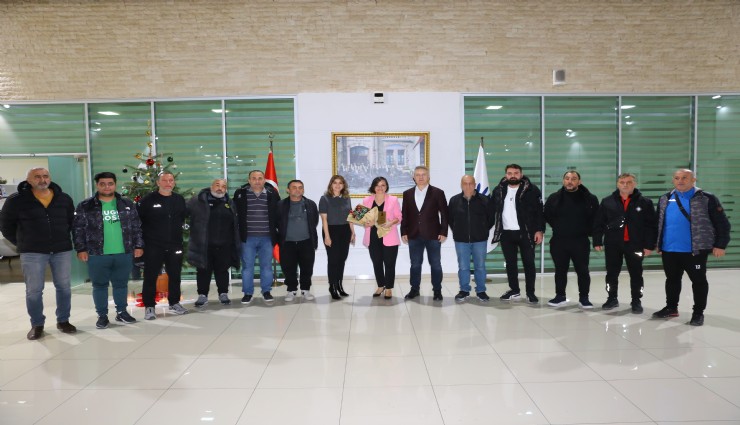 Karabağlardaki amatör spor kulüplerinden Başkan Kınay’a teşekkür ziyareti
