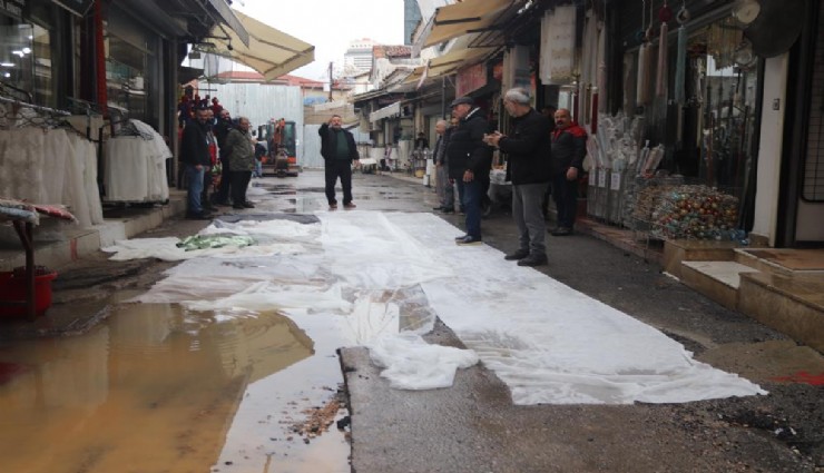 Kemeraltı esnafının çilesi bitmiyor: Yerlere halı ve perde serdiler