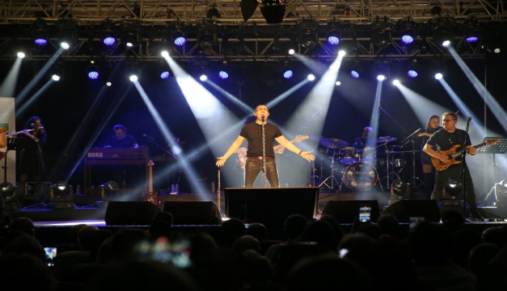 Kıraç en güzel şarkılarını Karşıyakalılar için söyledi