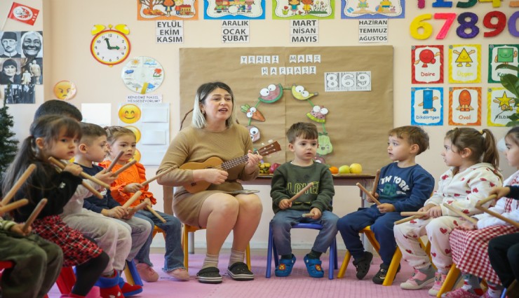 Konak’ta ‘Mutlu Çocuklar Oyun Evleri’ ile çocuklar da anneler de mutlu