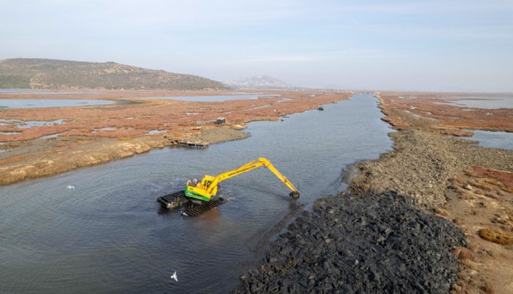 Körfez Temizliği devam ediyor: Gediz Nehri’nin denizle buluştuğu noktalarda çalışmalar sürüyor