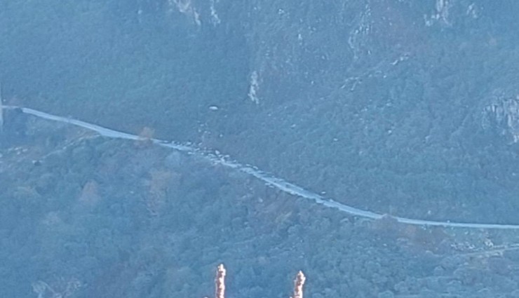 Köşk- Ödemiş yolunda heyelan: Dağdan kopan dev kayalar büyük bir gürültü ile karayoluna yuvarlandı