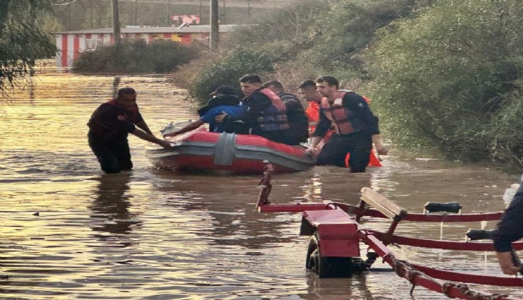 Manavgat'taki su baskınlarında mahsur kalan vatandaşlar botla kurtarıldı