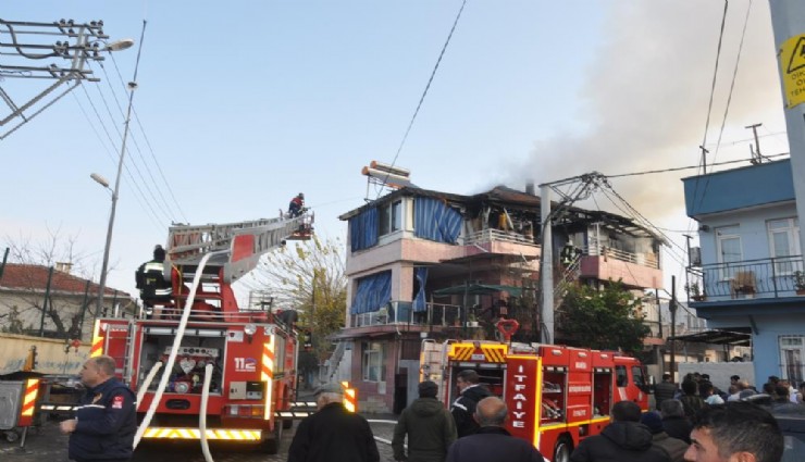 Manisa'da 3 katlı binada yangın paniği