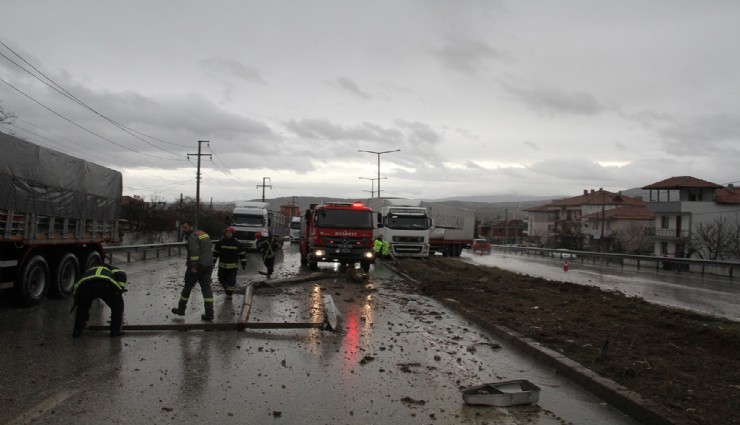 Manisa'da feci kaza: Kontrolden çıkan tır refüje çarparak durdu
