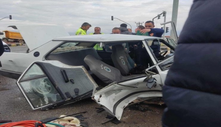 Manisa'da iki otomobil çarpıştı: 3 yaralı