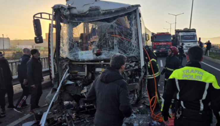Manisa'da işçi servisi ile tır birbirine girdi:  22 kişi yaralandı