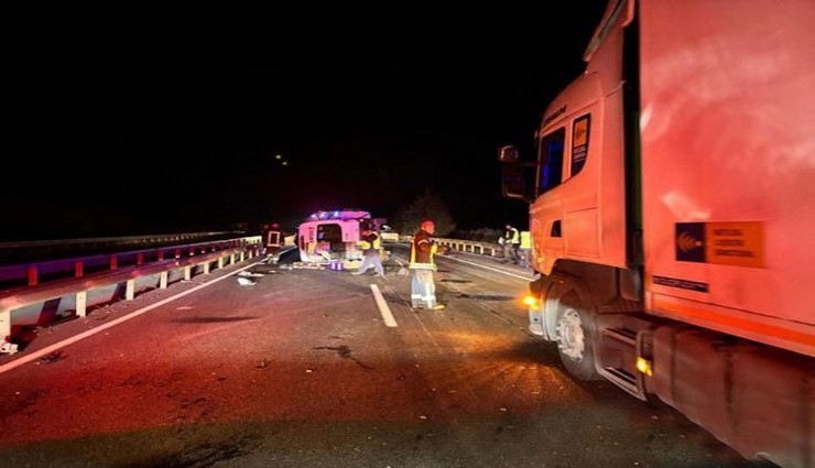 Manisa'da işçi servisi tıra çarptı: 1 kişi hayatını kaybetti, 5 kişi yaralandı