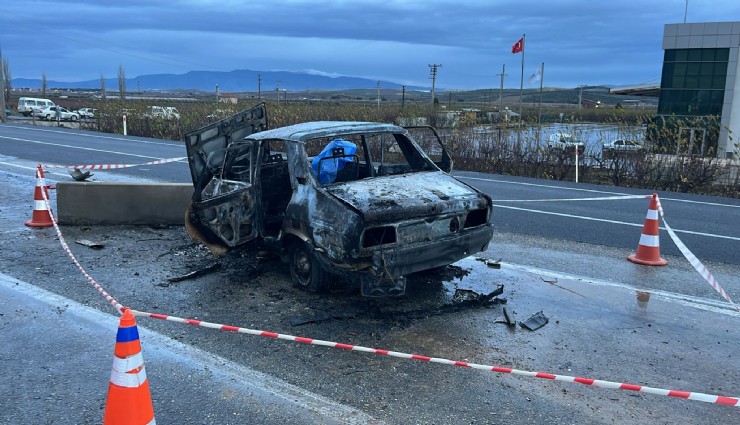 Manisa'da otomobil hareket halinde alev aldı: 2 kişi can kaybı