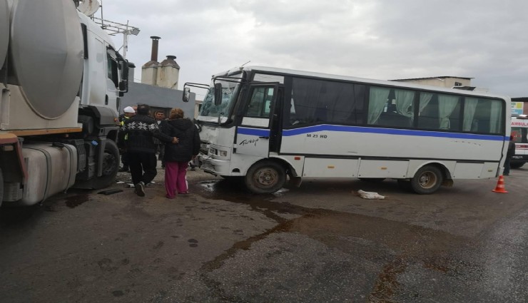 Manisa’da süt kamyonu ile servis minibüsü çarpıştı: 9 yaralı