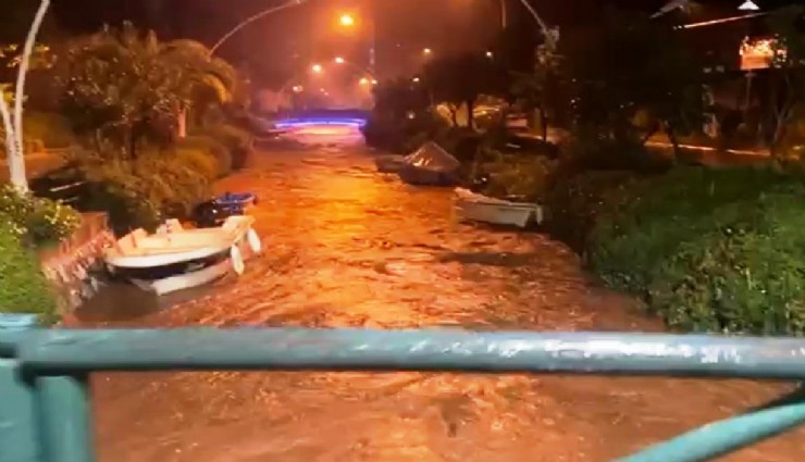 Marmaris'i su bastı, yollar göl oldu