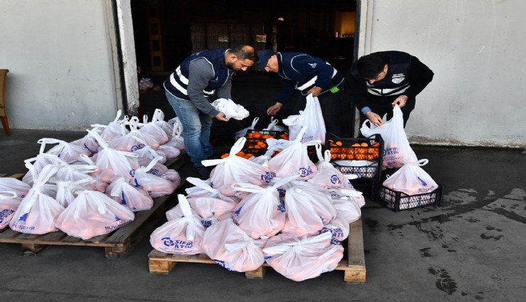Menderes'te yetişen mandalinalar ihtiyaç sahiplerine ulaştırılıyor