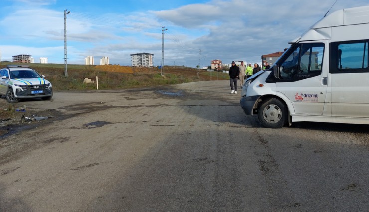 Samsun’da servis ile otomobil çarpıştı: 10’u öğrenci 15 yaralı