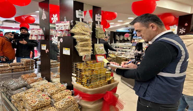 Ticaret Bakanlığı ekipleri İzmir’de market ve pastaneleri denetledi