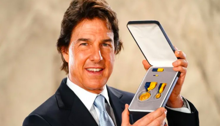 Tom Cruise, ABD Donanması'nın en yüksek sivil ödülünü aldı