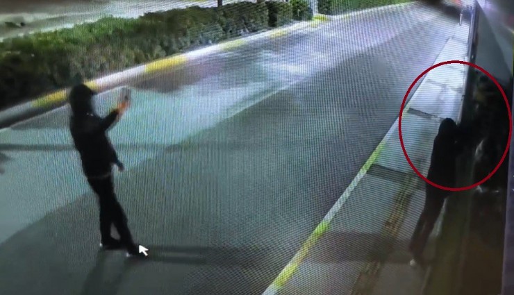 Torbalı'da şaşkınlık veren olay: Biri kurşun yağdırdı, diğeri kamerayla kayda aldı
