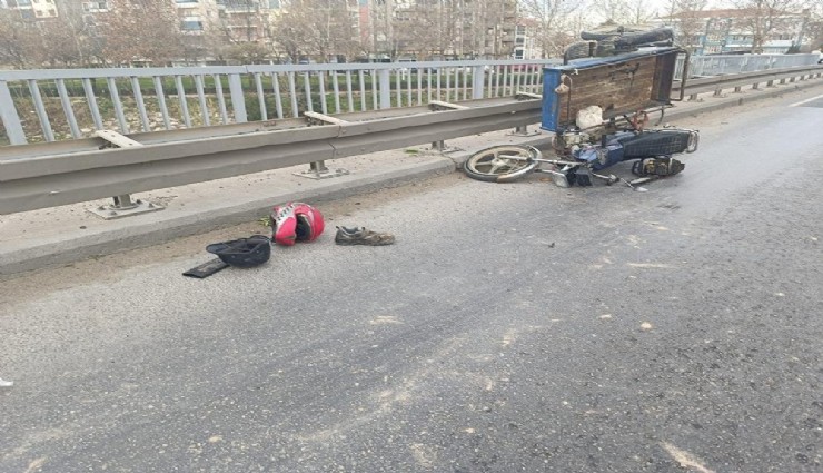 Turgutlu'da trafik kazası: Tıra çarpan motosikletin sürücüsü hayatını kaybetti