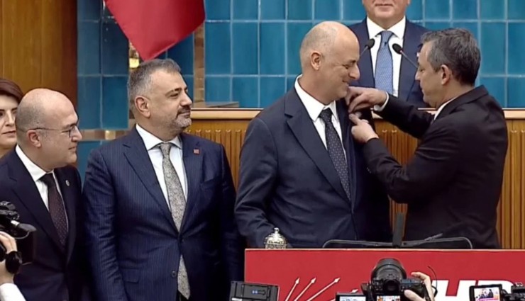 Ümit Özlale CHP'de: Rozeti Özgür Özel taktı