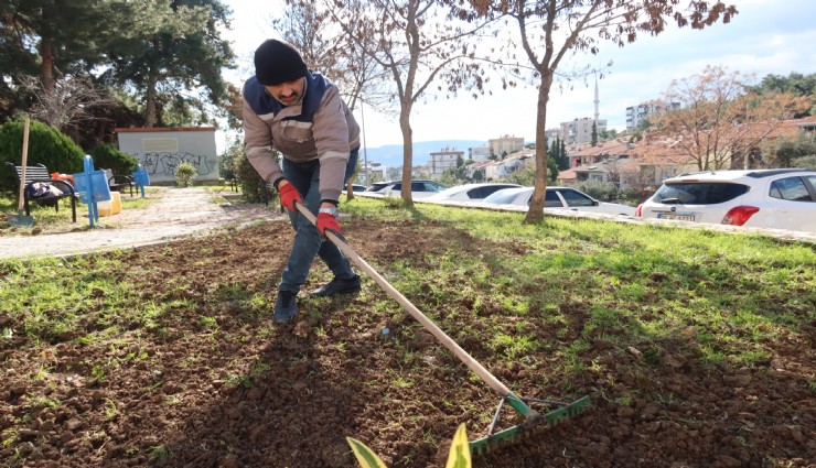 Bornova’da parklar yeni çiçeklerle süsleniyor