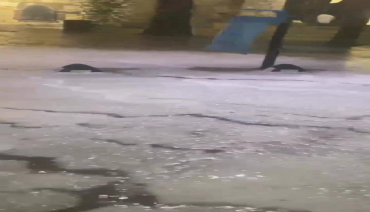 Çeşme’de sağanağın ardından dolu yağışı etkili oldu