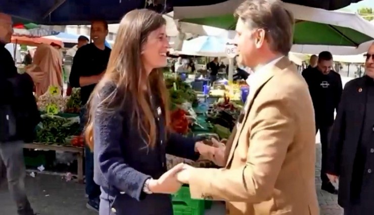 Çeşme'den Türkiye'ye örnek: CHP'li ve MHP'li aday birbirine sarılıp başarı diledi