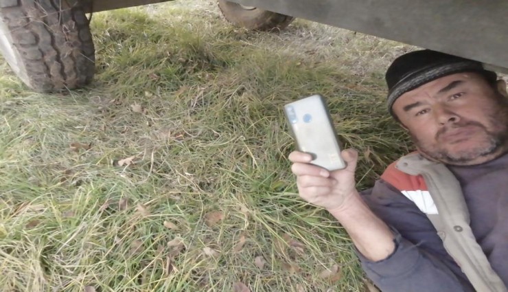 Drondan korktu, traktörün altına saklandı