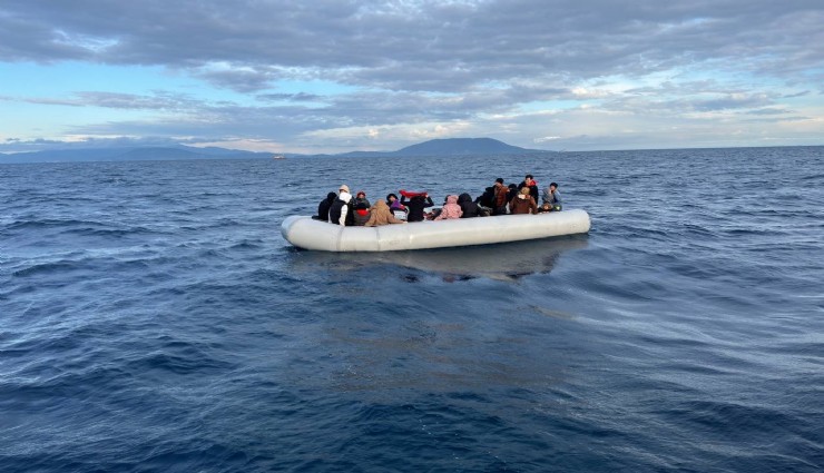 İzmir açıklarında 23'ü çocuk 43 göçmen kurtarıldı