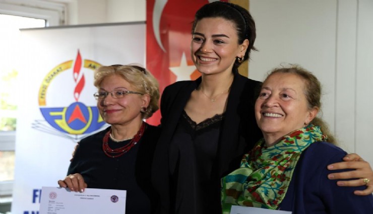 İzmir'de 60 yaş üstü öğrenciler karnelerini aldı