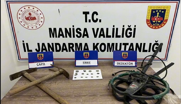 Manisa'da yoğurt kabı içinde çok sayıda tarihi sikke, obje ve figür ele geçirildi