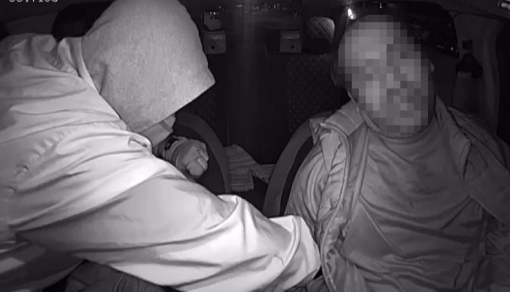 Üşüdüğü için taksisine aldığı yolcu tarafından silahla vurulan taksici hayatını kaybetti