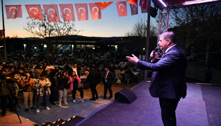 Burs verdiği öğrencilerden Başkan Tugay'ı duygulandıran sürpriz
