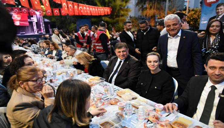 Cemil Tugay, depremin vurduğu Manavkuyu’da iftara katıldı