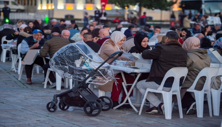 İzmir dayanışması Ramazan’da büyüyerek sürüyor
