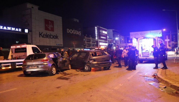 İzmir'de 5 aracın karıştığı kazada 2 kişi can verdi