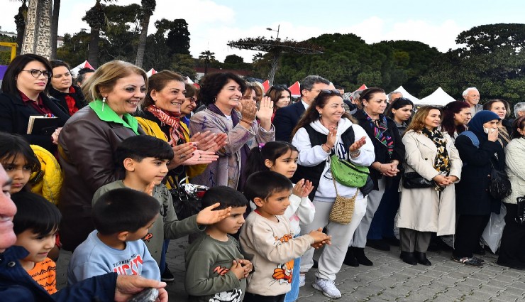 İzmir’de festival havasında Kadınlar Günü kutlaması