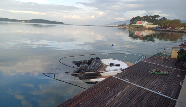 İzmir'de patlayan tekne alevler içinde kaldı