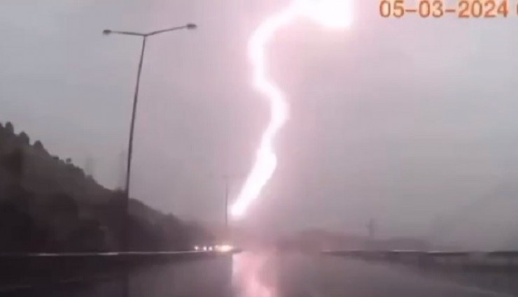 İzmir'e yıldırım düşme anı kameraya yansıdı