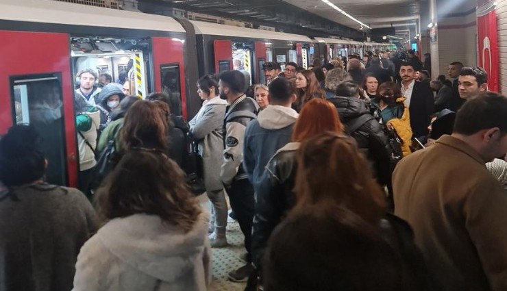 İzmir Metro'da kriz: Çalışanlar işe gidemedi, öğrenciler yolda kaldı