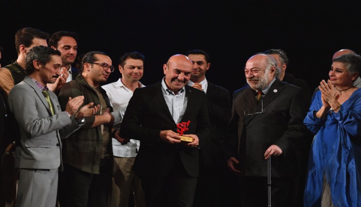 İzmir Şehir Tiyatrosu sanatçılarından Tunç Soyer’e jest