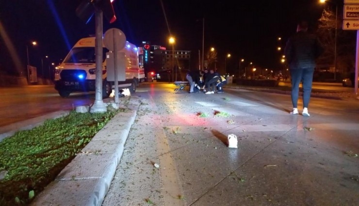 Motoruyla akrobasi yaparken trafik lambasına çarptı