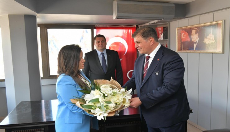 Tugay'dan nezaket örneği: Demokrat Parti Büyükşehir adayı Burcu Bostancıoğlu'nu ziyaret etti