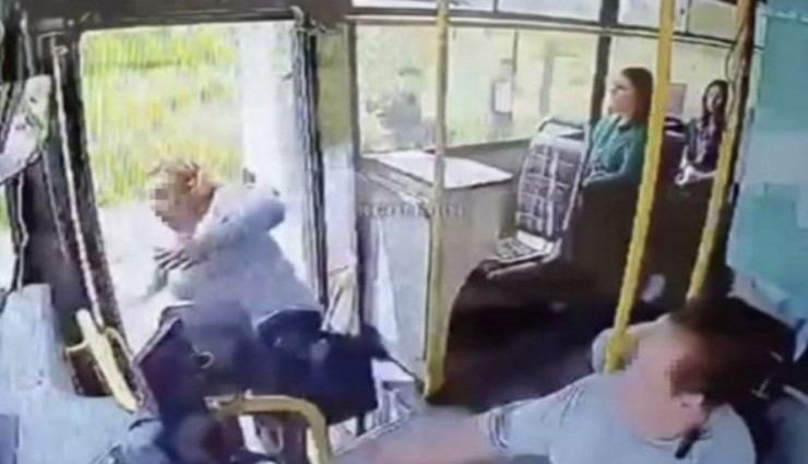 Adana'da kapısı açık otobüsten düşen kadın ağır yaralandı